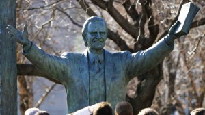 billy-graham-statue-in-washington