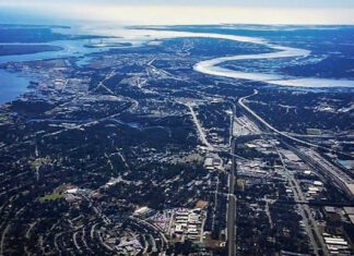 Sky Drama Unfolds: United Airlines Flight to Chicago Diverts to Tampa Amidst Door Light Alert